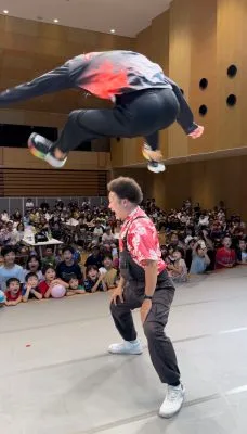 バネ人間の活動写真 3